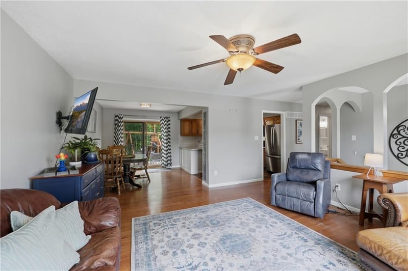 126 Beach Dr, Lake Tapawingo, MO 64015