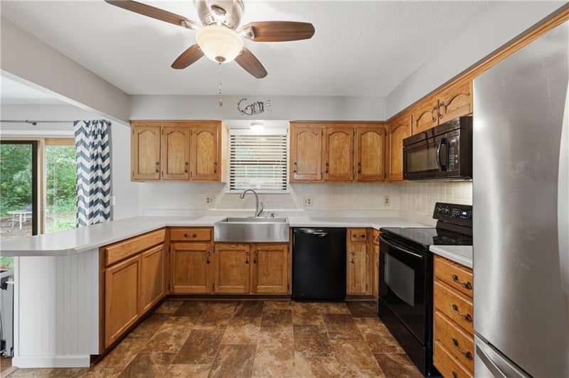 126 Beach Dr, Lake Tapawingo, MO 64015