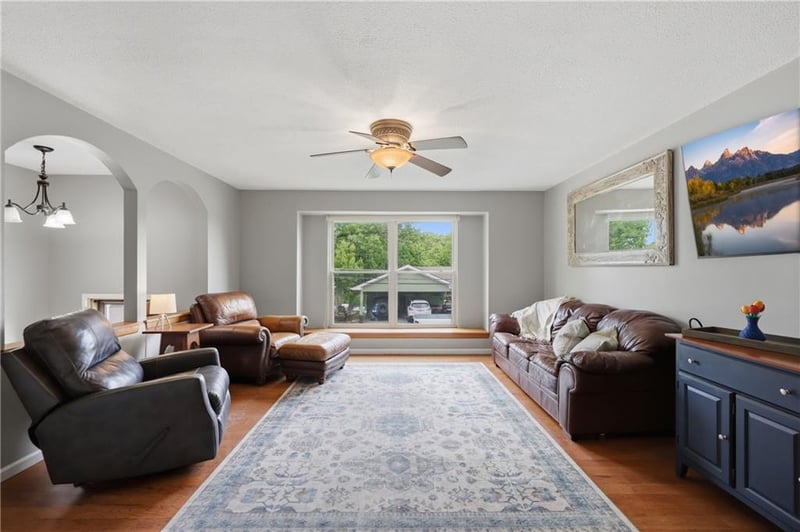 126 Beach Dr, Lake Tapawingo, MO 64015