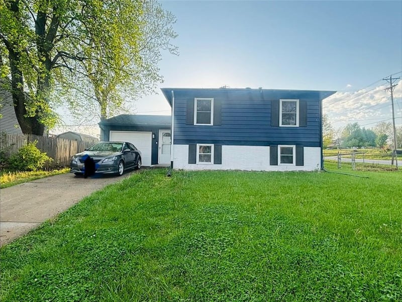 914 Arrowhead Dr, Independence, MO 64056