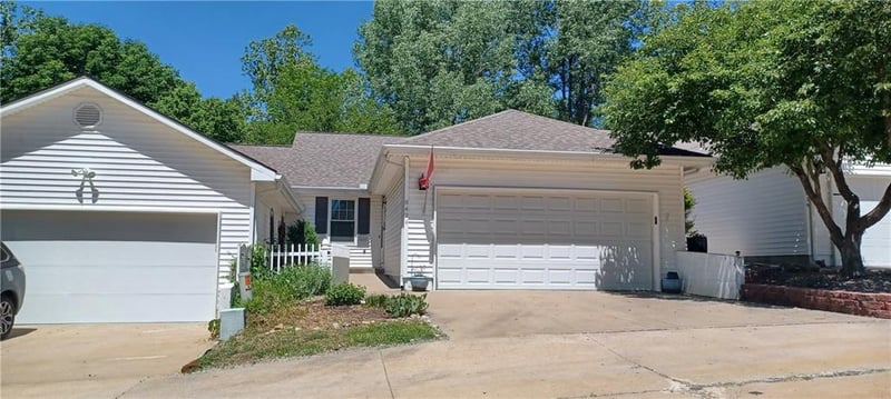 8424 N Park Ct, Kansas City, MO 64155