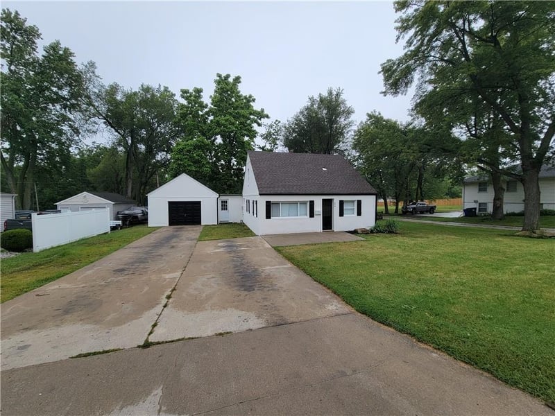 604 Douglas St, Lee's Summit, MO 64063
