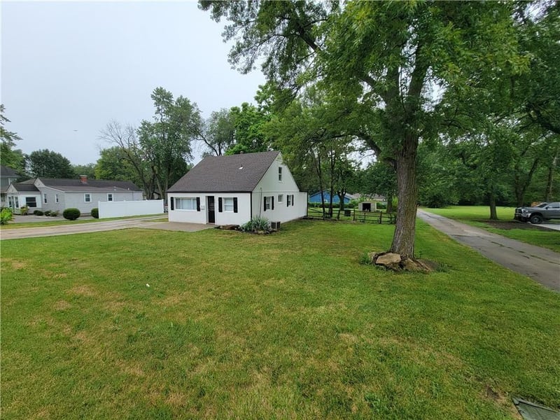 604 Douglas St, Lee's Summit, MO 64063