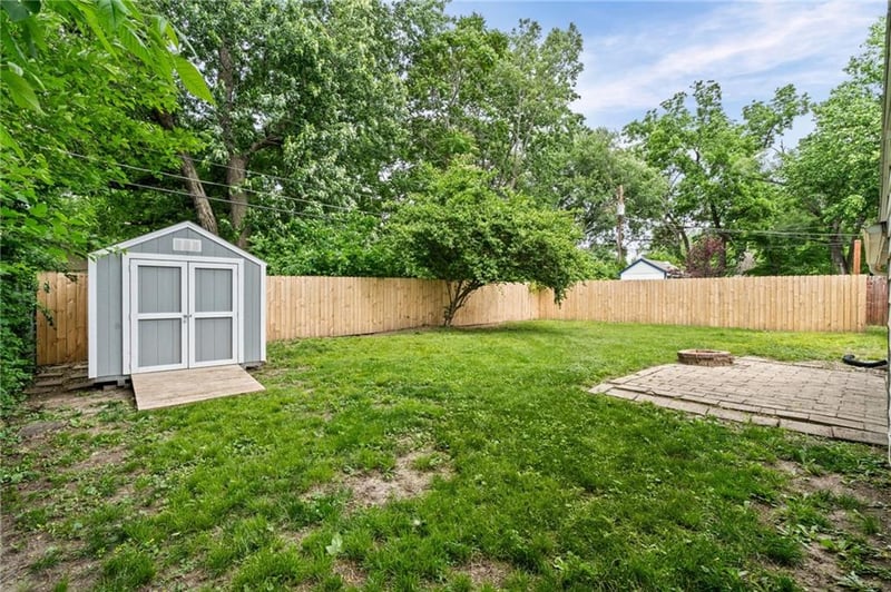 9022 Grand Ave, Kansas City, MO 64114