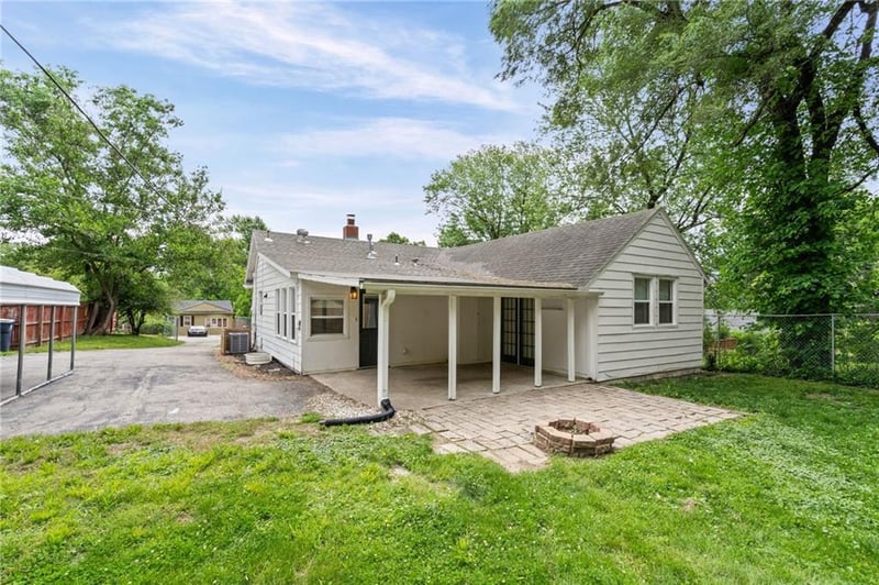 9022 Grand Ave, Kansas City, MO 64114