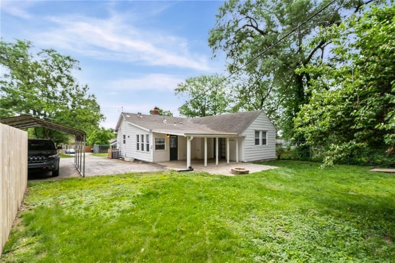 9022 Grand Ave, Kansas City, MO 64114