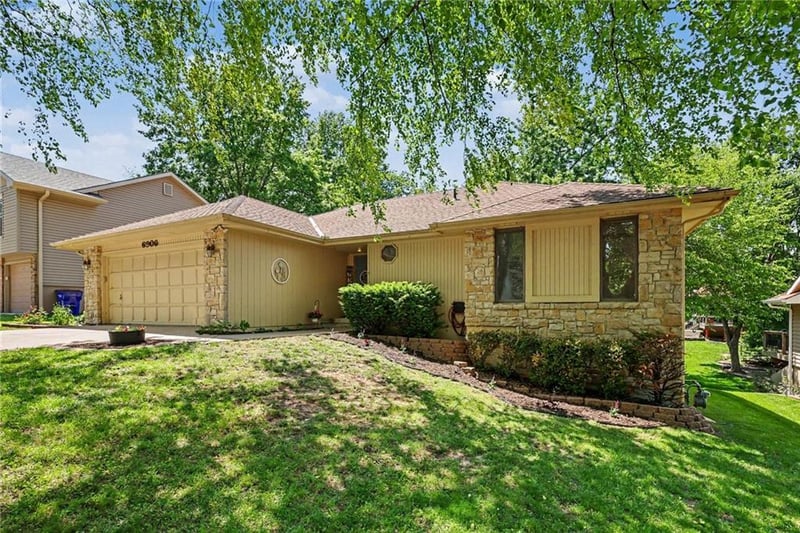 6906 N Flora Ave, Gladstone, MO 64118