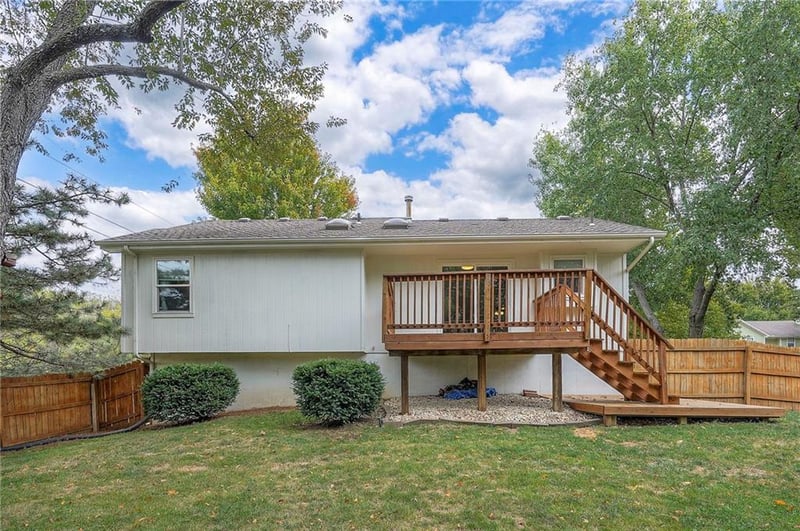 1032 Bristol Dr, Lee's Summit, MO 64086
