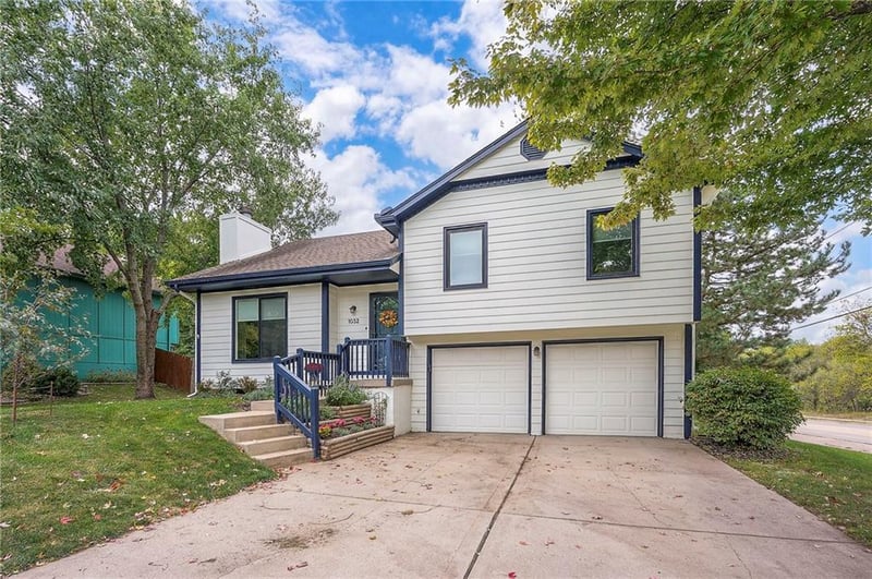 1032 Bristol Dr, Lee's Summit, MO 64086