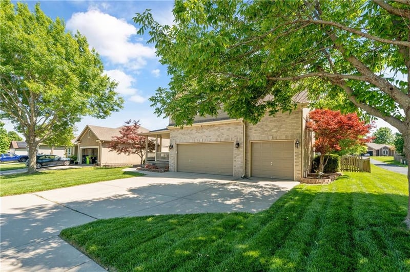 2208 Janessa Dr, Blue Springs, MO 64029