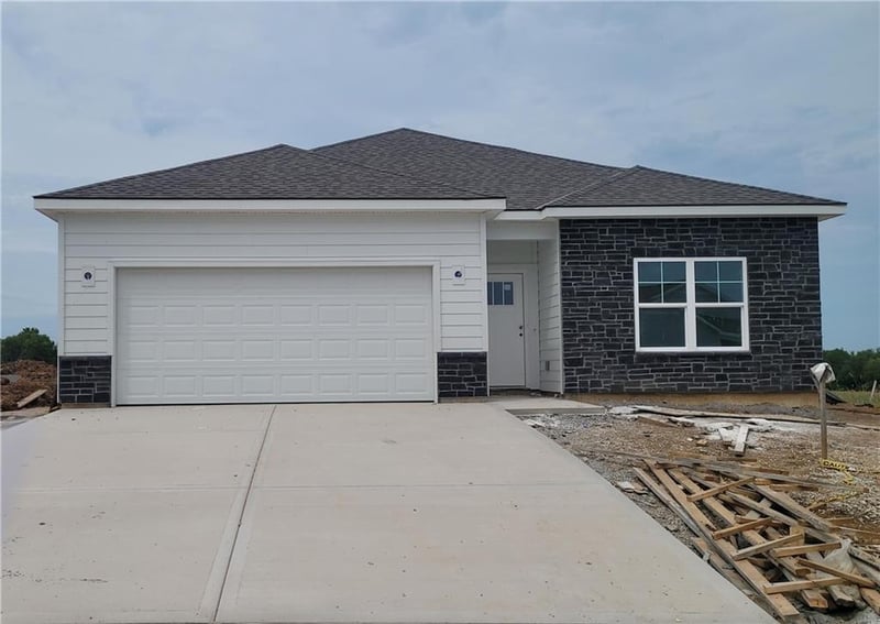 36432 W 102nd Pl, De Soto, KS 66018