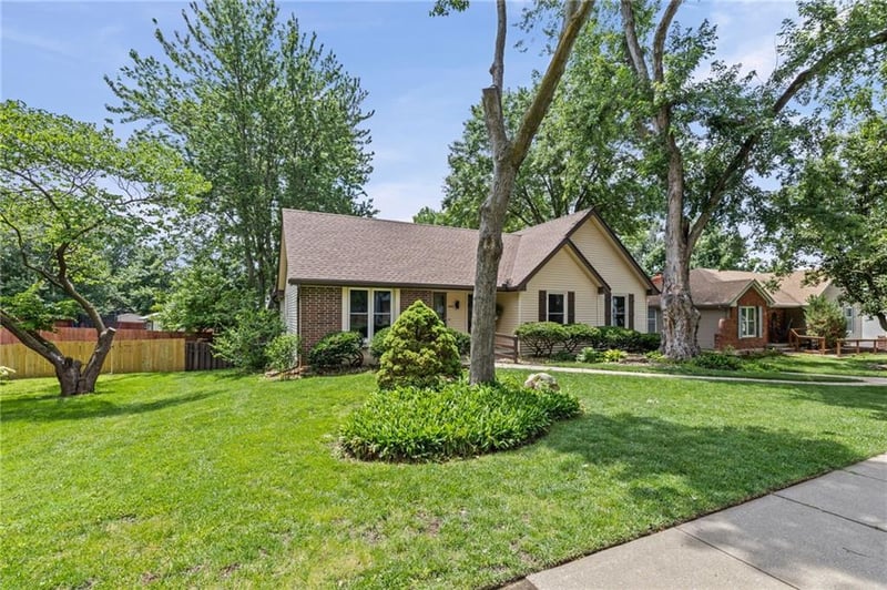 1605 High Dr, Liberty, MO 64068