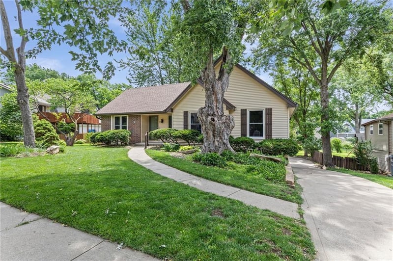 1605 High Dr, Liberty, MO 64068