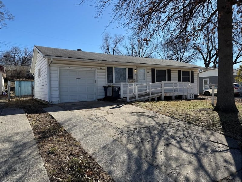 7525 52nd St, Kansas City, MO 64129