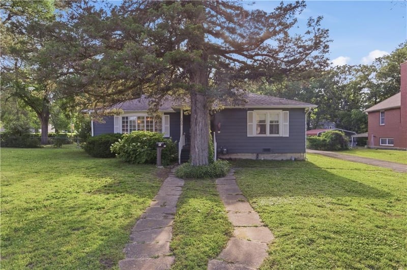 105 8th St, Fredonia, KS 66736