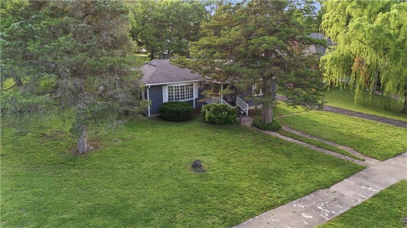 105 8th St, Fredonia, KS 66736