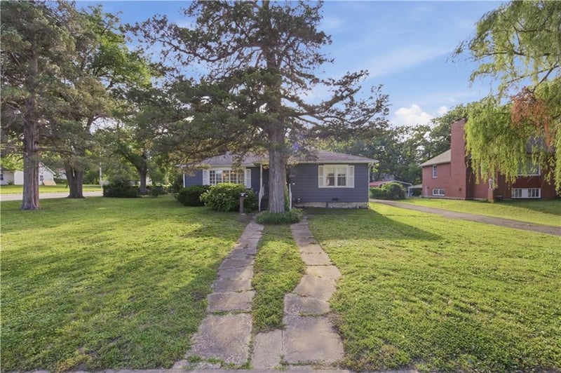 105 8th St, Fredonia, KS 66736