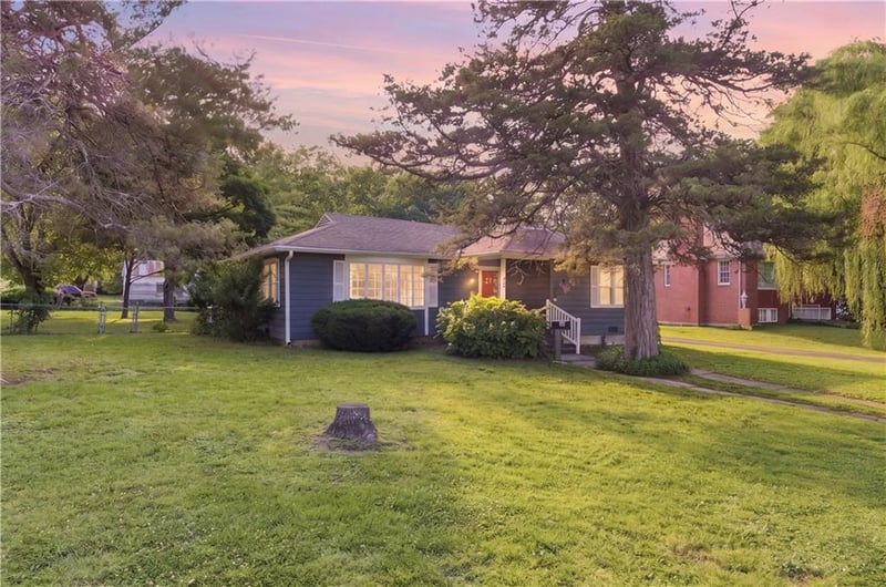 105 8th St, Fredonia, KS 66736