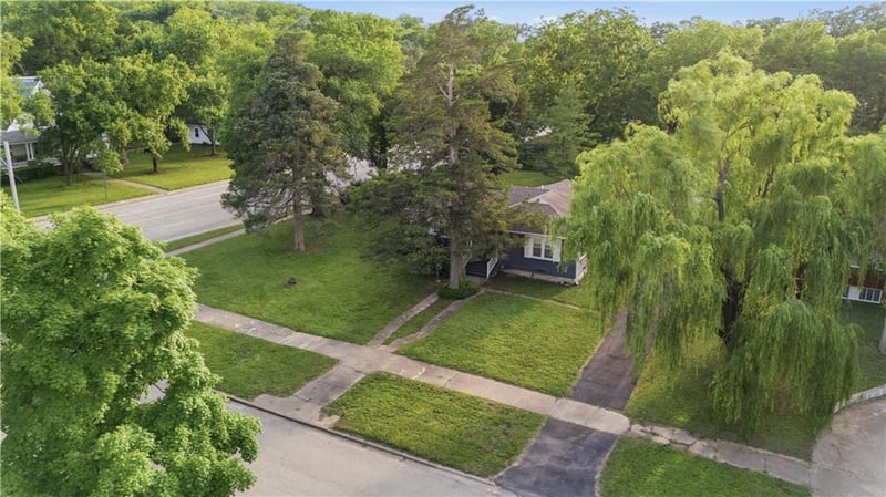 105 8th St, Fredonia, KS 66736