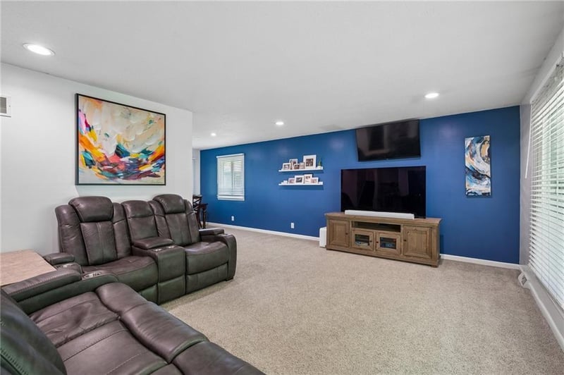 8039 Hemlock St, Overland Park, KS 66204