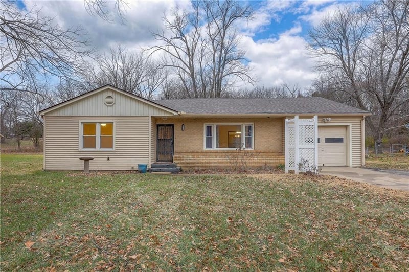 208 4th St, Edwardsville, KS 66111