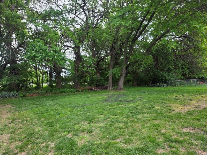 2204 Chipman Rd, Lee's Summit, MO 64086