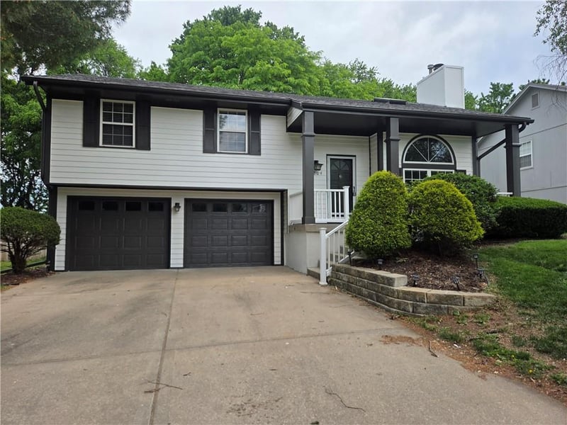 2204 Chipman Rd, Lee's Summit, MO 64086