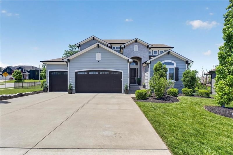 1016 Bridgeshire Dr, Raymore, MO 64083