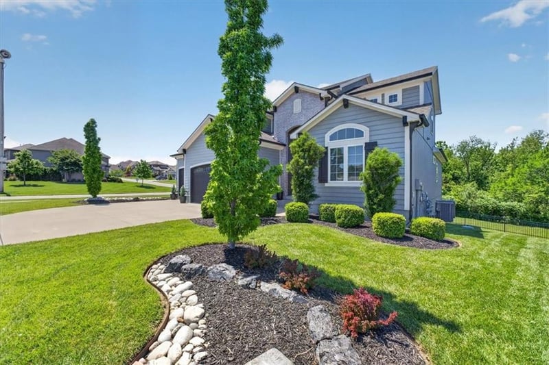 1016 Bridgeshire Dr, Raymore, MO 64083