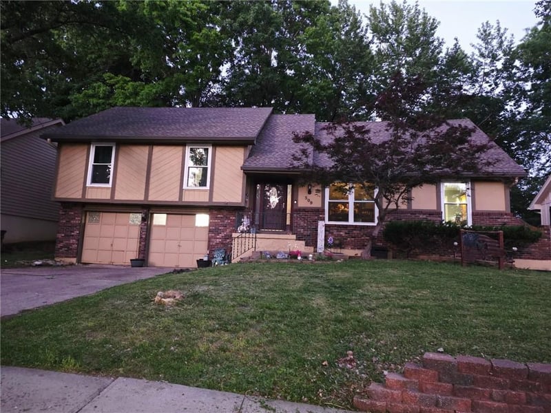 509 Country Ln, Lee's Summit, MO 64086