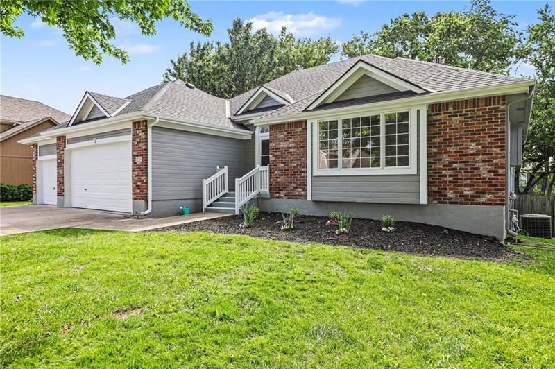 414 Eagle Glen Dr, Raymore, MO 64083