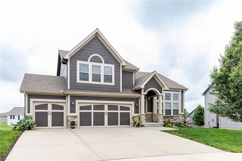 907 Cottonwood Ave, Kearney, MO 64060
