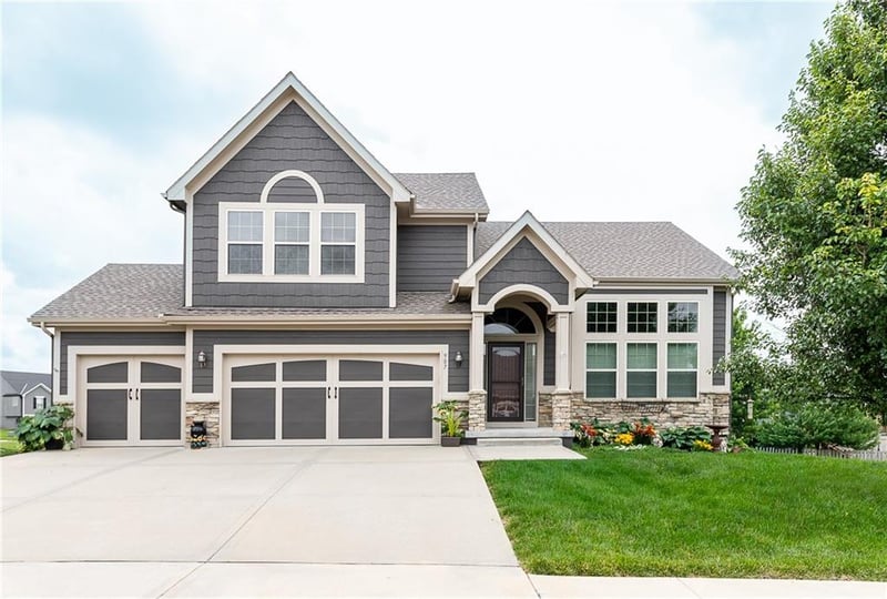 907 Cottonwood Ave, Kearney, MO 64060
