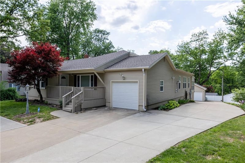 8 Belmont Rd, St Joseph, MO 64505