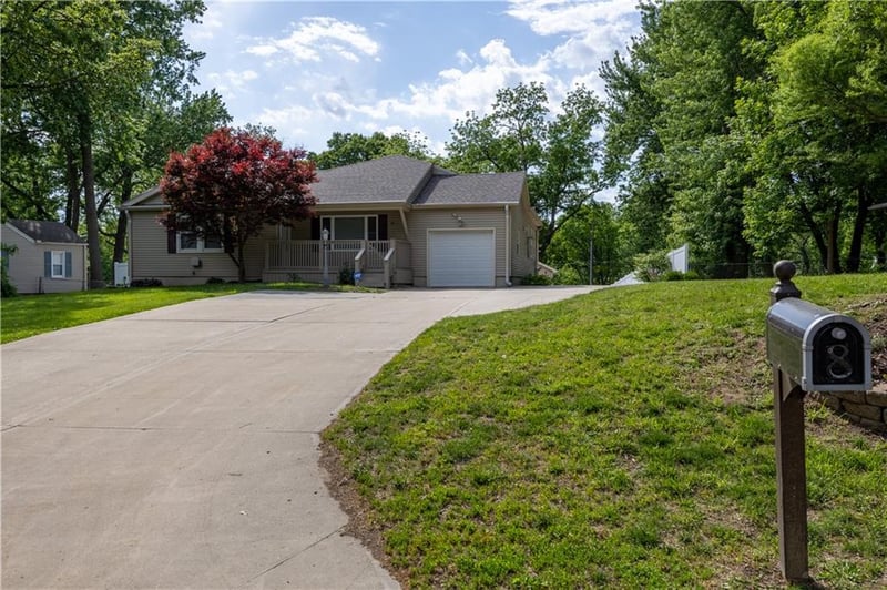 8 Belmont Rd, St Joseph, MO 64505