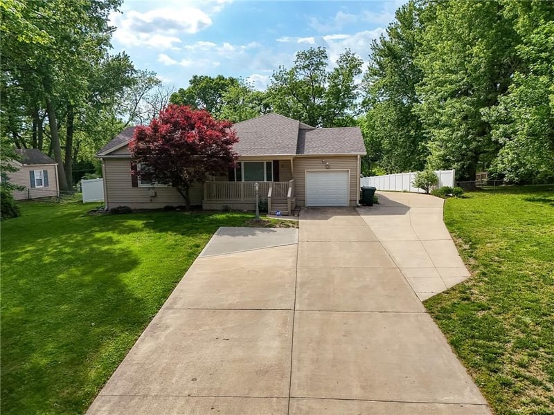 8 Belmont Rd, St Joseph, MO 64505