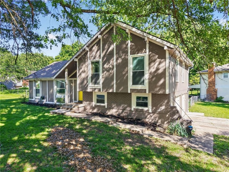 12524 Cambridge Ave, Grandview, MO 64030
