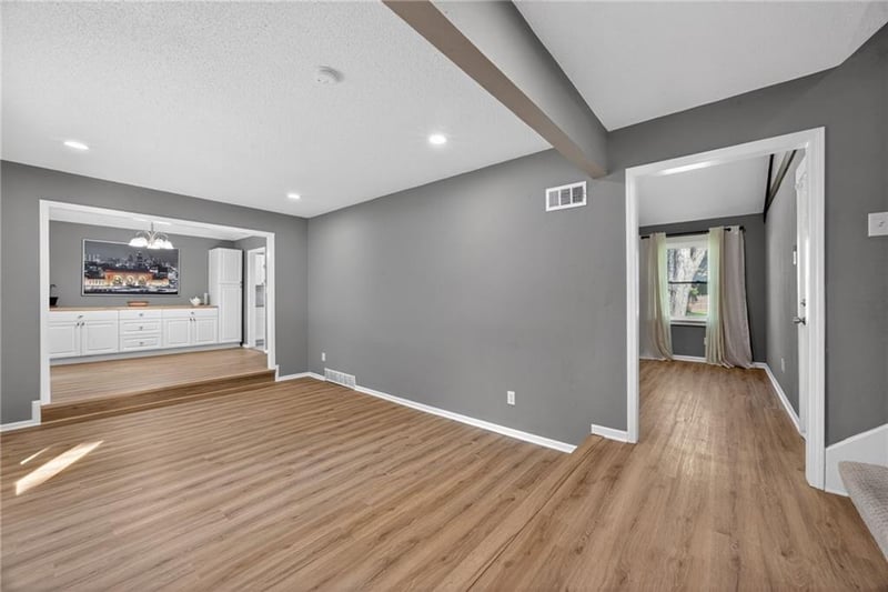 12524 Cambridge Ave, Grandview, MO 64030