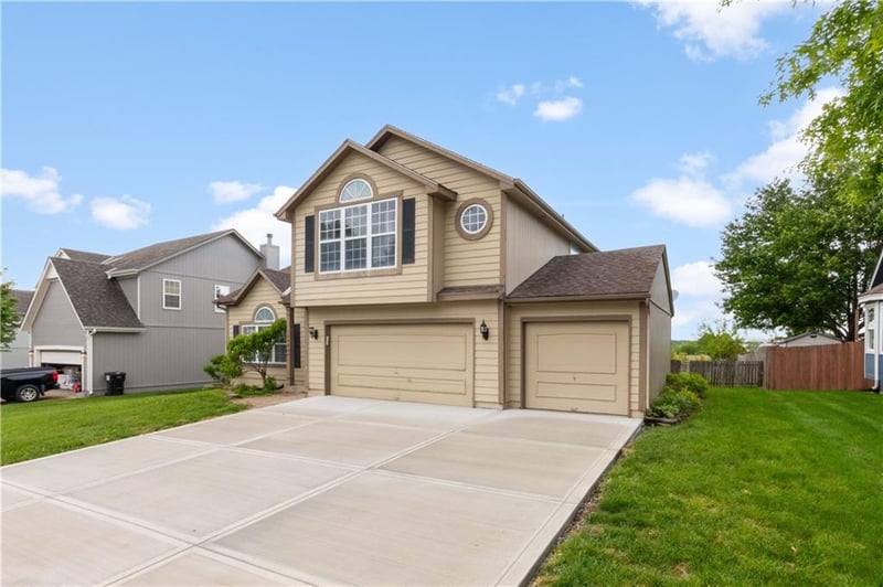 1544 11th St, Lee's Summit, MO 64081