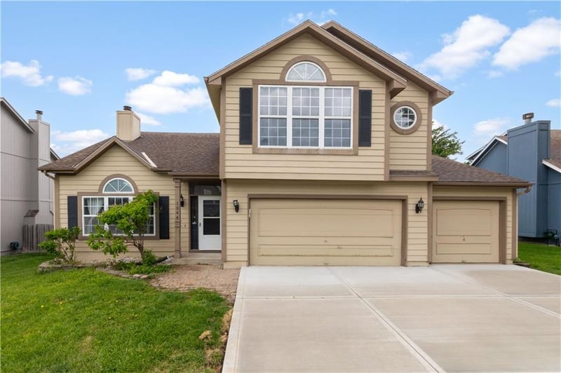 1544 11th St, Lee's Summit, MO 64081