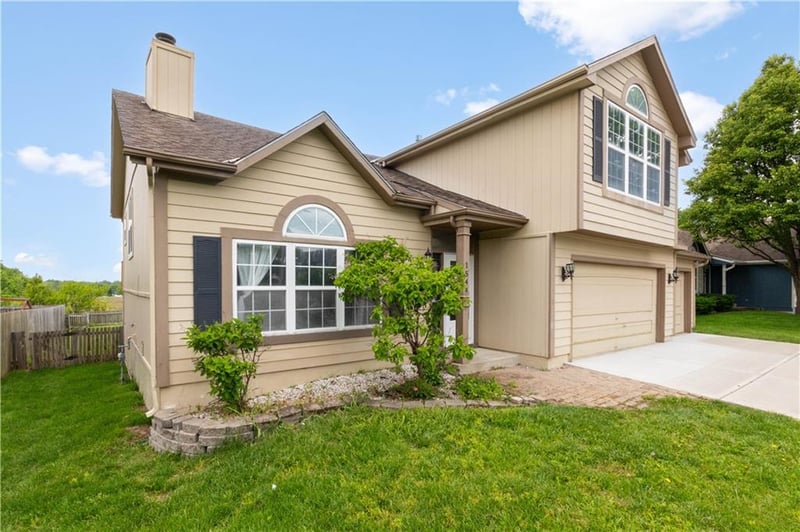 1544 11th St, Lee's Summit, MO 64081
