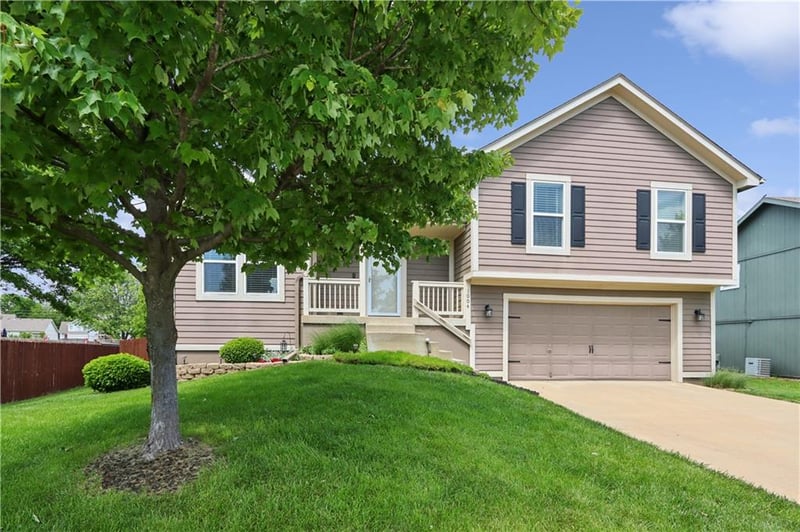 1004 Pumpkin Ridge St, Gardner, KS 66030