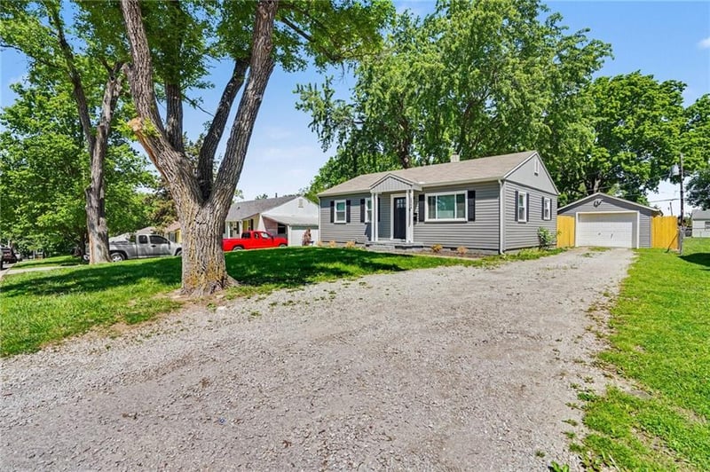 2504 59th Ter, Kansas City, MO 64118
