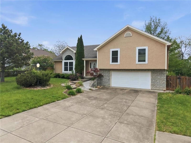 2709 23rd St, Leavenworth, KS 66048
