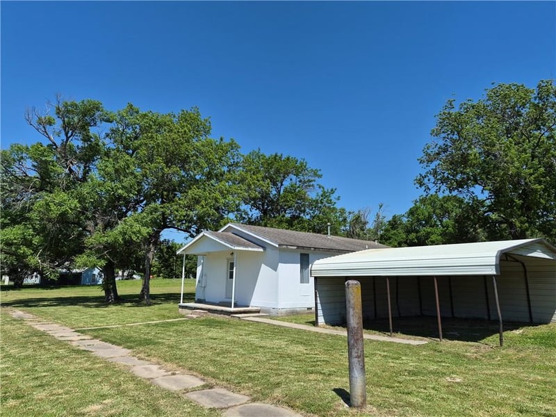 400 5th St, Longton, KS 67352