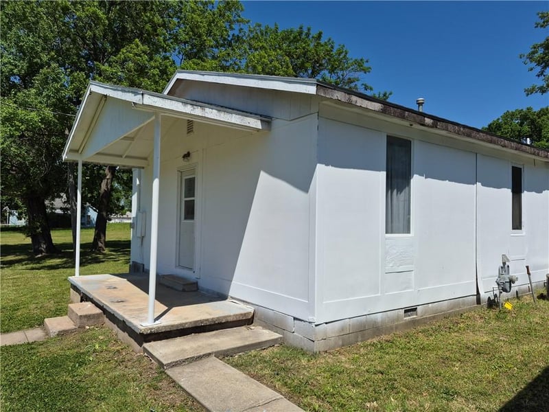 400 5th St, Longton, KS 67352