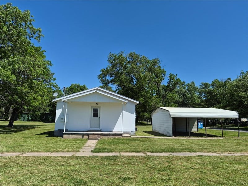 400 5th St, Longton, KS 67352