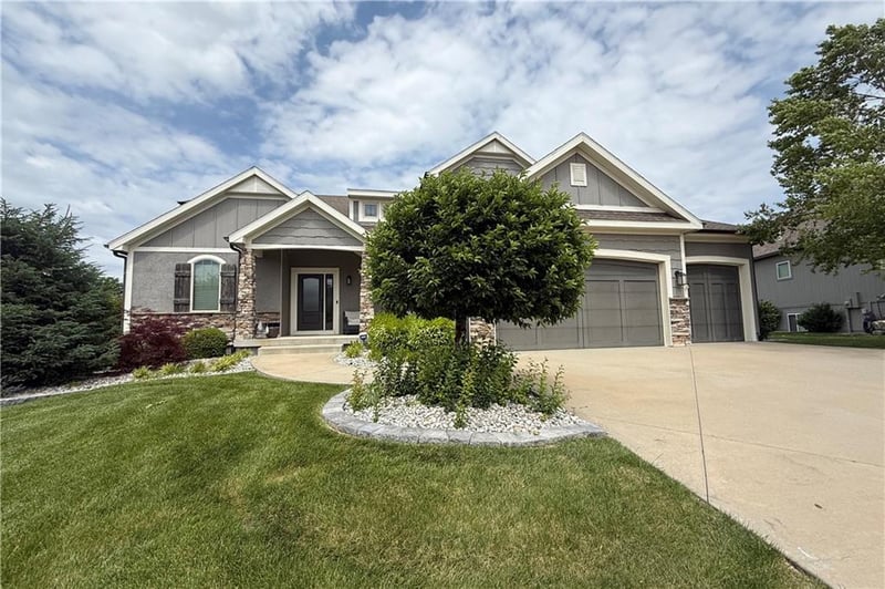 194 Roosevelt Ridge Dr, Lee's Summit, MO 64081