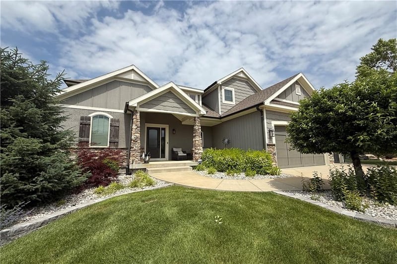 194 Roosevelt Ridge Dr, Lee's Summit, MO 64081