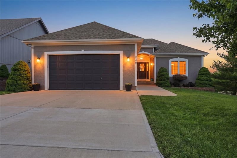 2301 Hedgewood Dr, Grain Valley, MO 64029